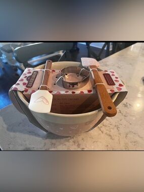 Heart-Accent Ceramic Mixing Bowl Set with Wooden-Handled Spatulas - Pink